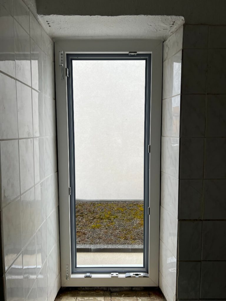 Badfenster vorher, Altbau/Renovierung